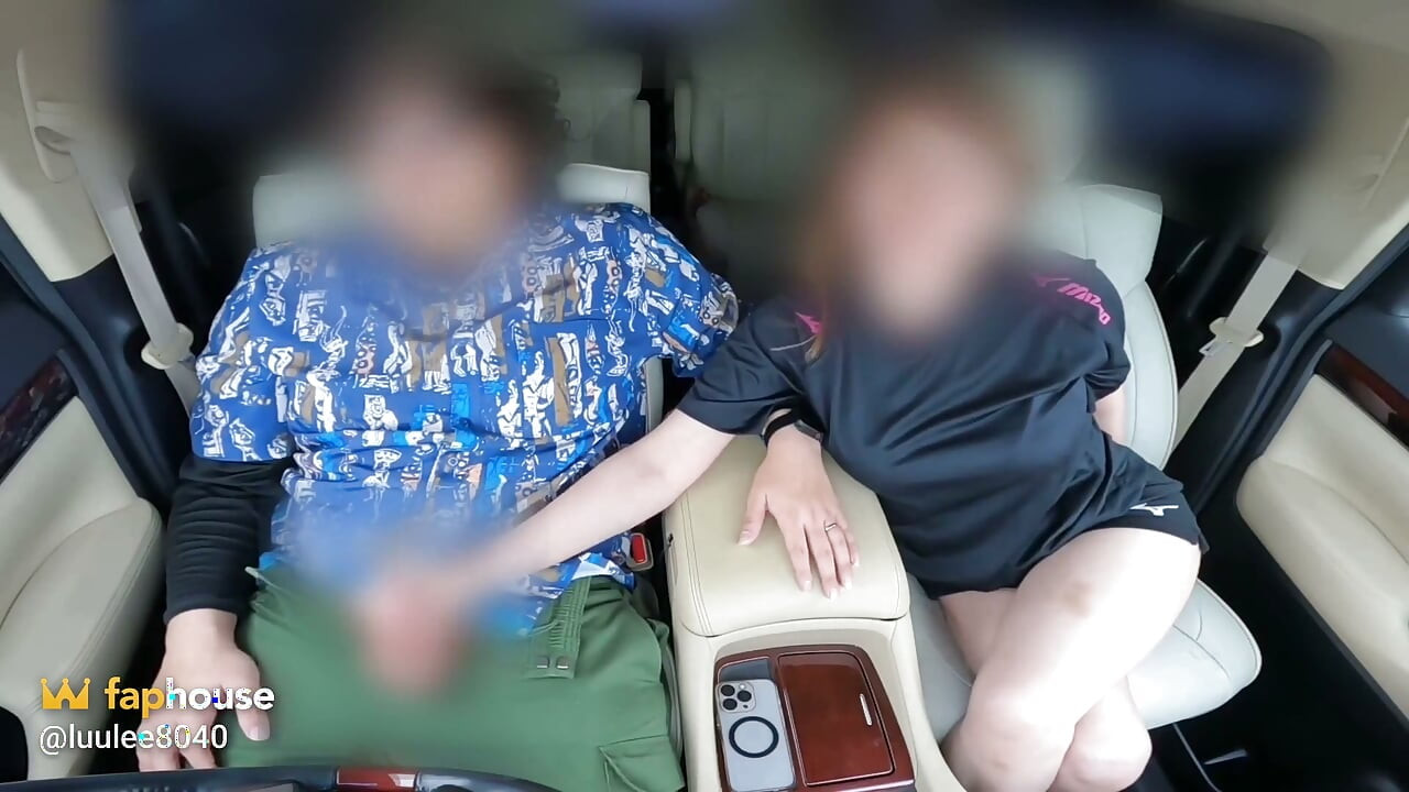 El marido está mirando el juego. Una mujer casada se apresura a dar un en el auto