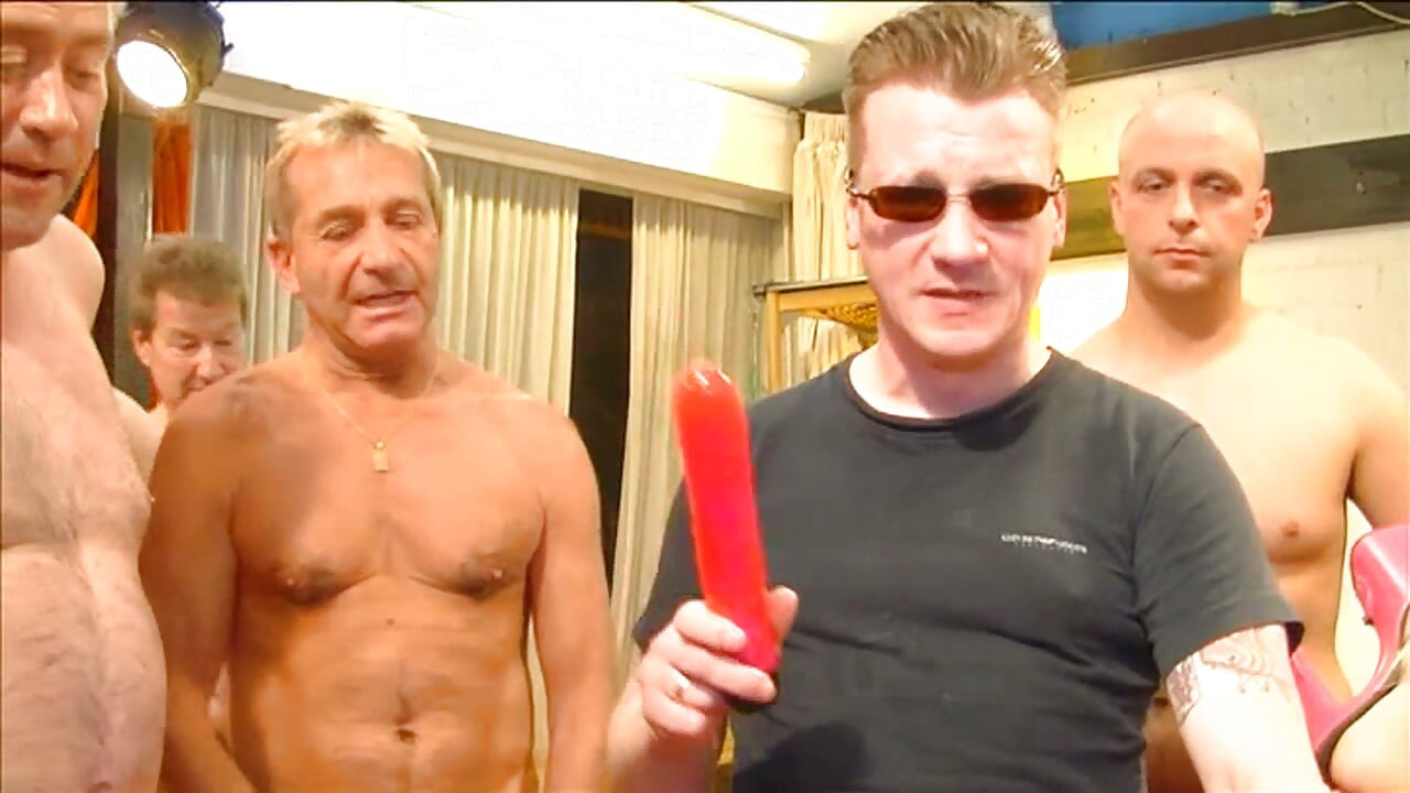 Gagică matură futută în grup de armăsari excitați care picură spermă peste tot