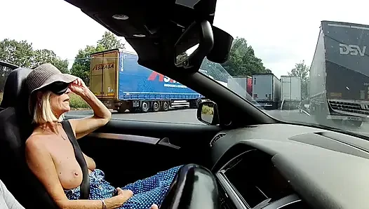 Titty Tuesday gözleri bağlı kamyon durağı eğlencesi