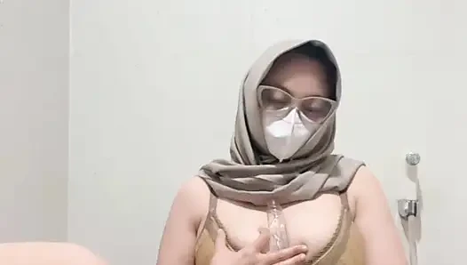 Gadis toket brutal dengan bikini masturbasi menggunakan dildo berujung muncrat