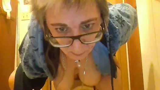 трахает пальцами в задницу тугой киски, вибрирует