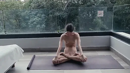 Yoga Telanjang di Balkon