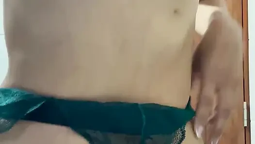 Stiefschwester schickt mir ein Video im Schlafanzug, in dem sie masturbiert