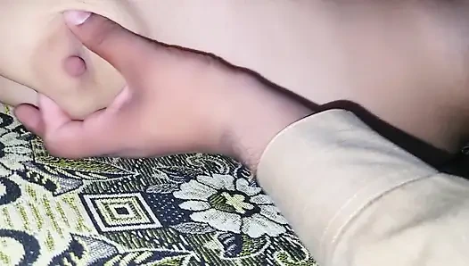 Gadis sange india dengan toket besar dan pantat montok menggodamu dengan menggoda dalam video foreplay hot ini.
