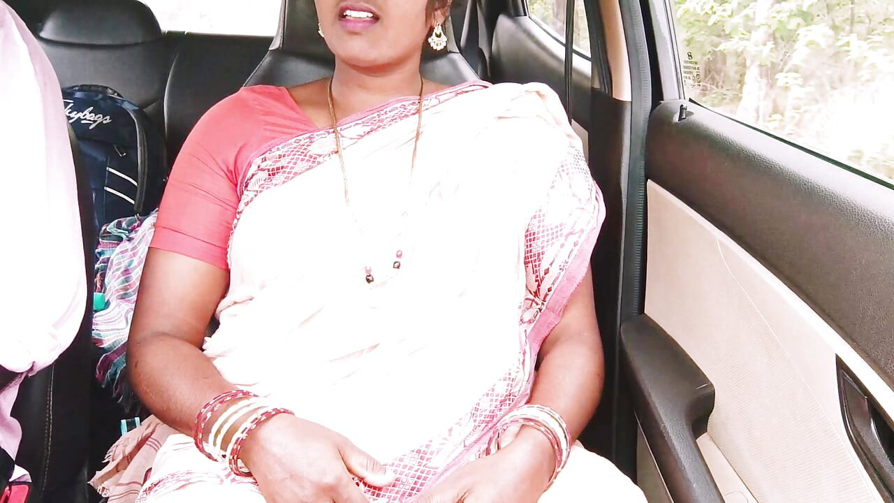 Pembantu india di dalam mobil sama pelayan rumah tangga di jingle road. Telugu Dirty Talks.
