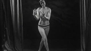 Indiana ama la danza dello spogliarello burlesque