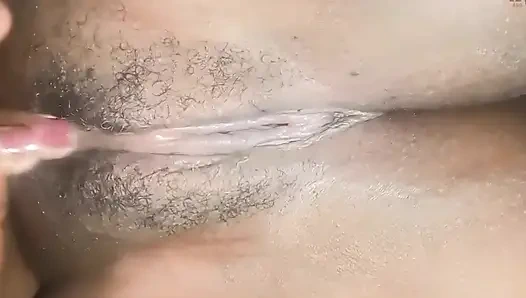 Играет со своей киской