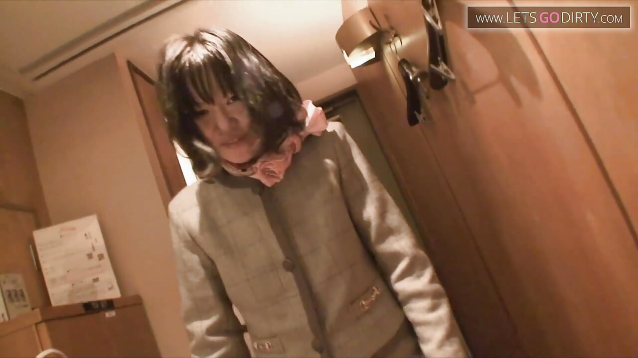 Air mani meleleh pepek MILF berbulu selepas menunggang zakar keras