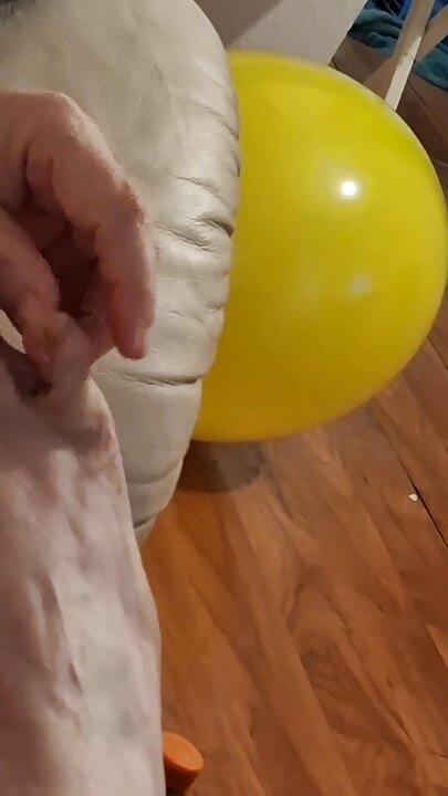 Vicki, Infirmière À Grosse Beauté, Se Fait Couper Les Ongles De Son Copain, Il a Les Pieds Sales Puants