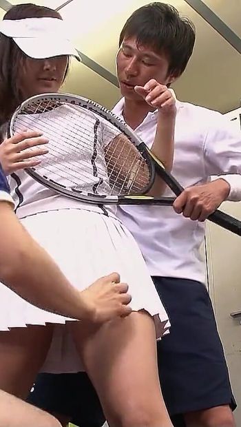 Vidéo japonaise pour adultes non censuré, double creampie, sexe pour une adolescente mince dans un trio MMF à un cours de tennis