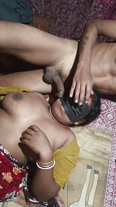 Bhaiya ji bhabhi ko Pani khila raha hai