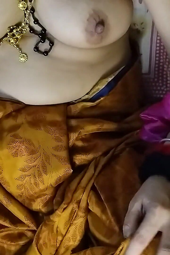 Bhabhi Inserted Sex Toy Into Pussy and Took Out Pussy Juice