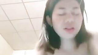 La ragazza asiatica sexy si arrapa