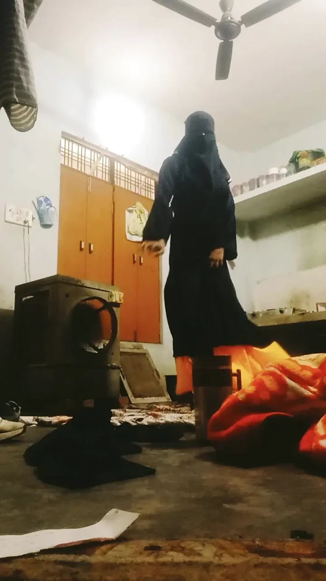 Urvashi naqab phnke kamar matkati h
