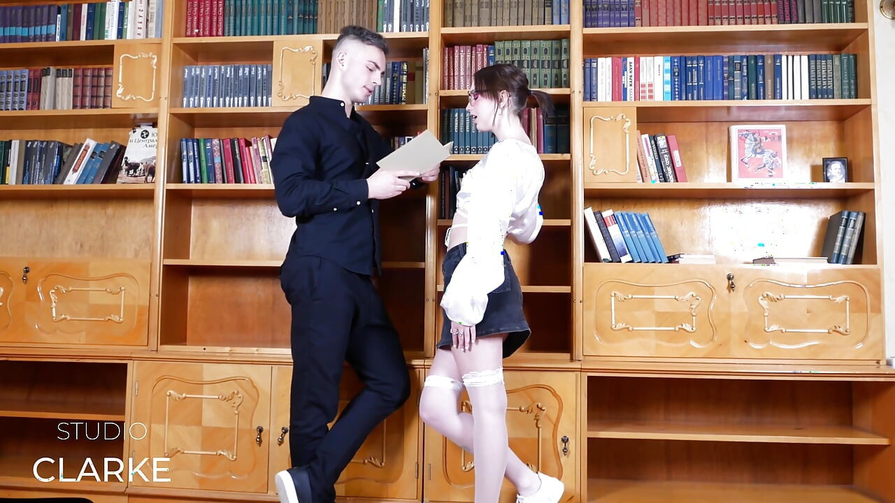 Šukání teeny 18 let studentka v knihovně