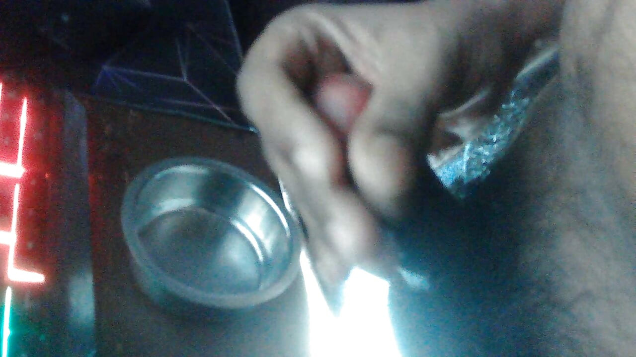 कामुक जवान आदमी खुद को मरोड़ रहा है