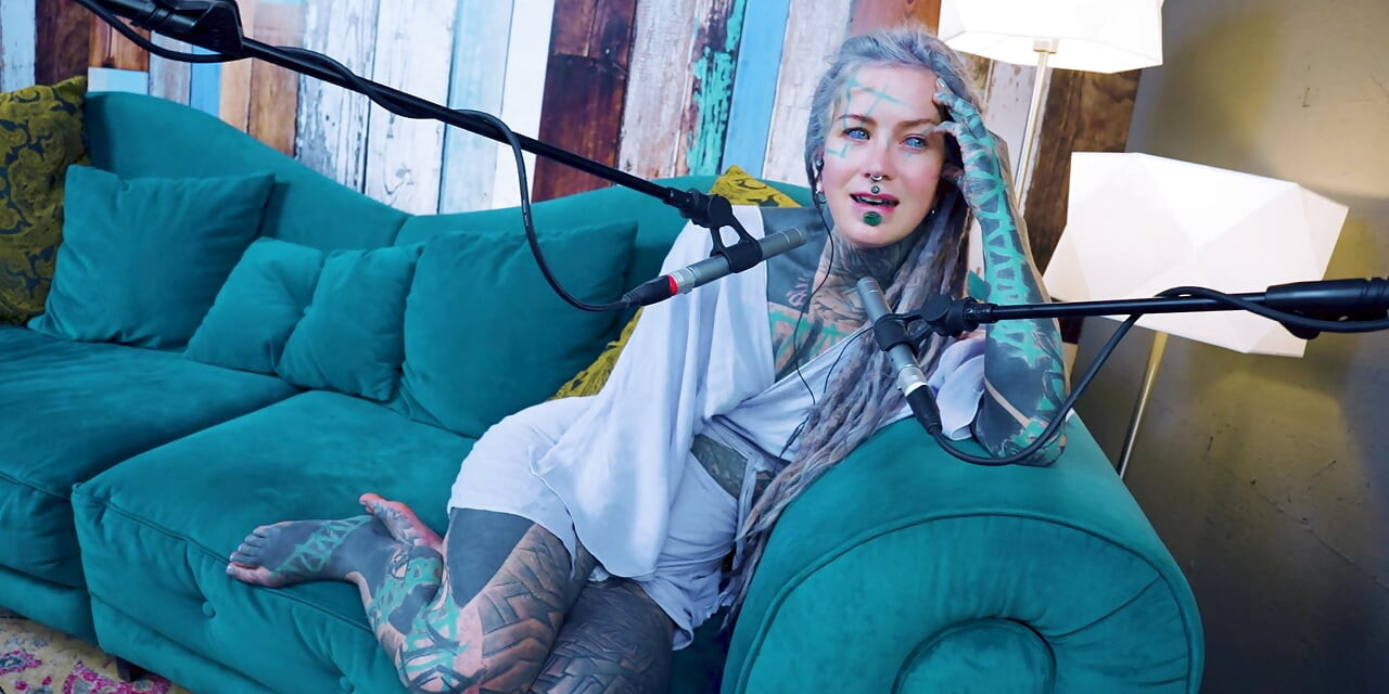 Je parle de U - mal à l’aise - ASMR podcast SFW parler goth maigre fille dreadlocks tatouage modèle tatoué fille encrée