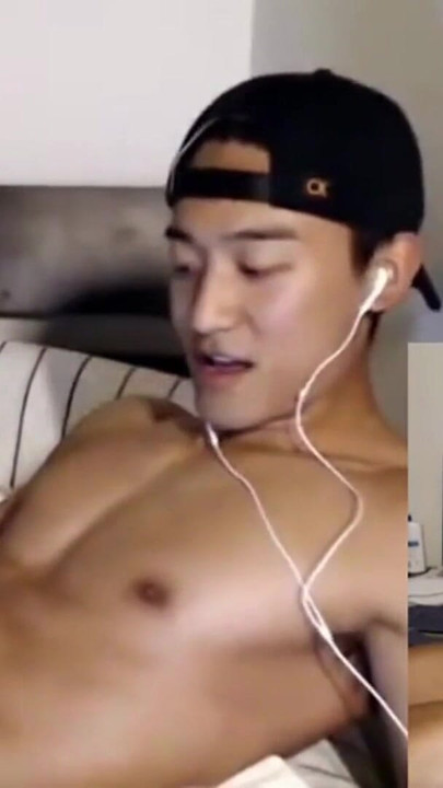 Ključni trenutak iz "Real Gay Twink Live Cam Moans, Dirty Talk & Cum Eating Finale"