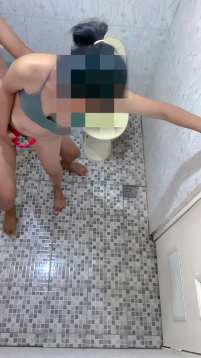 Viral footage of peeping a perverted couple in a campus toilet | Clip 2