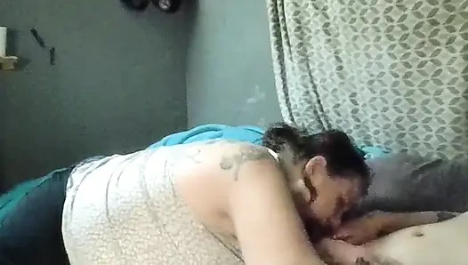 Orta yaşlı seksi kadın onu zevkle fışkırtıyor !!!