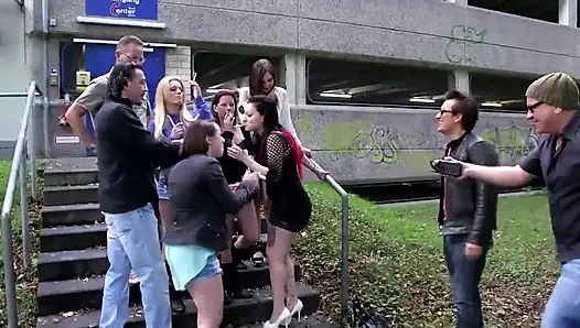 Мега жесткая оргия на улице