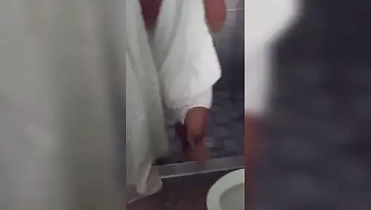 Ich finde das dünne mädchen meiner stiefschwester in der dusche
