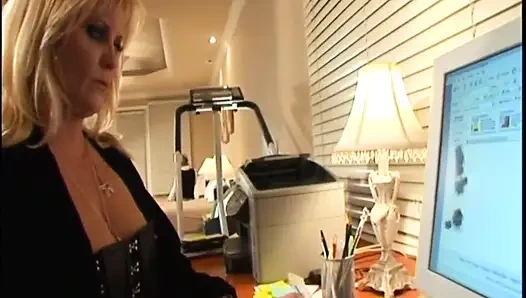 Aksi hot lesbian tante bahenol yang lagi asik ngentot memek sempitnya habis-habisan sampai matanya mengerang keenakan