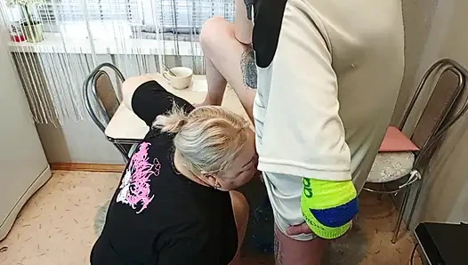 Öğleden sonra, komşumu mutfakta ağzından sikiyorum ve boşalıyorum