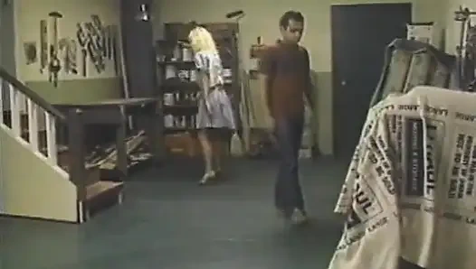 Sehr sexy retro-blondes mädchen großen schwanz lutscht muschi, fickt in 69-position