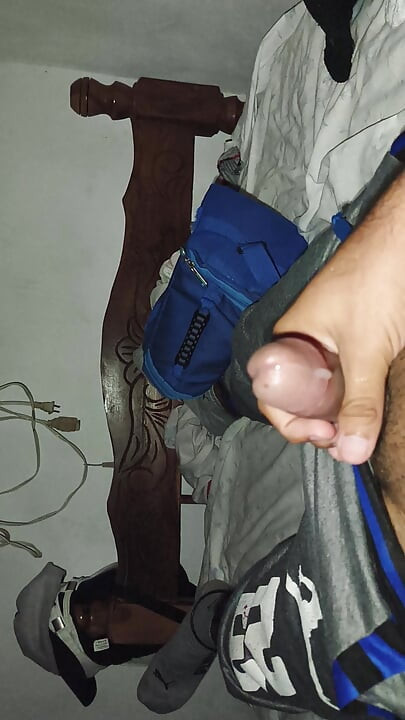 شاب يتخلص من القلق بالاستمناء في سريره في المنزل