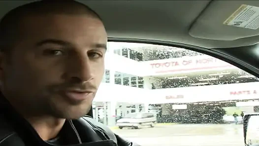 Жестко проникнутая щель Randy Youngster в розовой щели выглядит миниатюрной, полной спермы, лицо