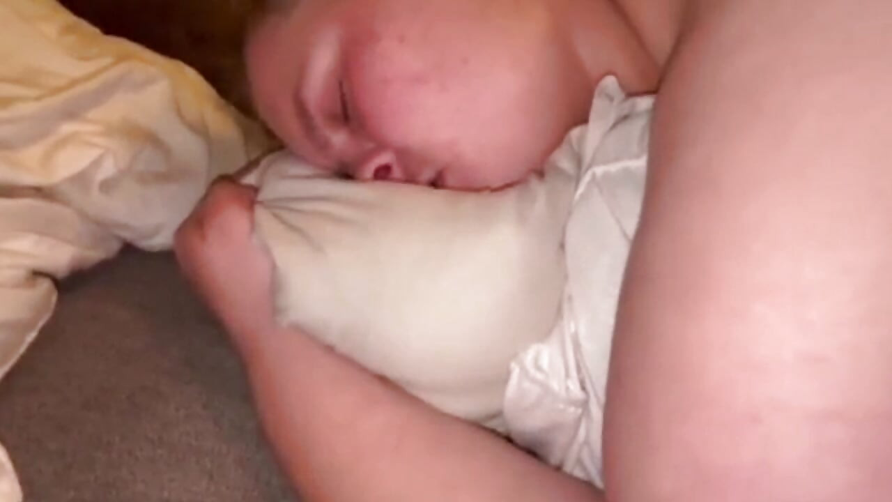 Rabuda milf implora por anal leva bolas profundas de puta