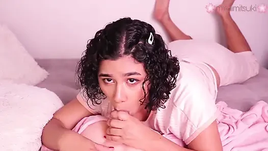 Üvey kız kardeşin seni daha iyi hissettirmek için osuruyor