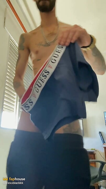 Malaking titi na binibigyan ng handjob at cumshot sa loob ng boxers