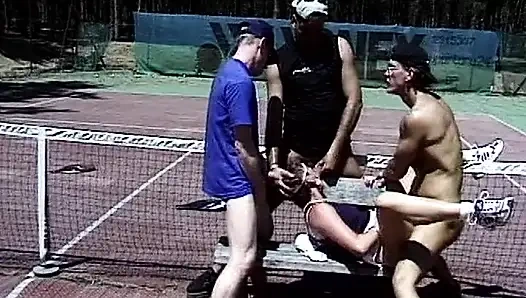 Pelacur Prancis yang kecanduan kencing dientot di gangbang di lapangan tenis
