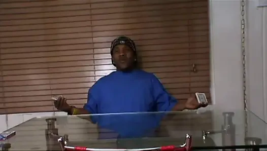 Огромный черный член и черная рука в киске сексуальной девушки-блондинки