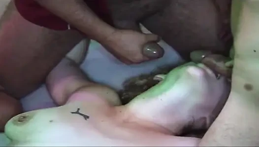 Der arsch der blondine wurde weit gedehnt in neon-gangbang-orgie