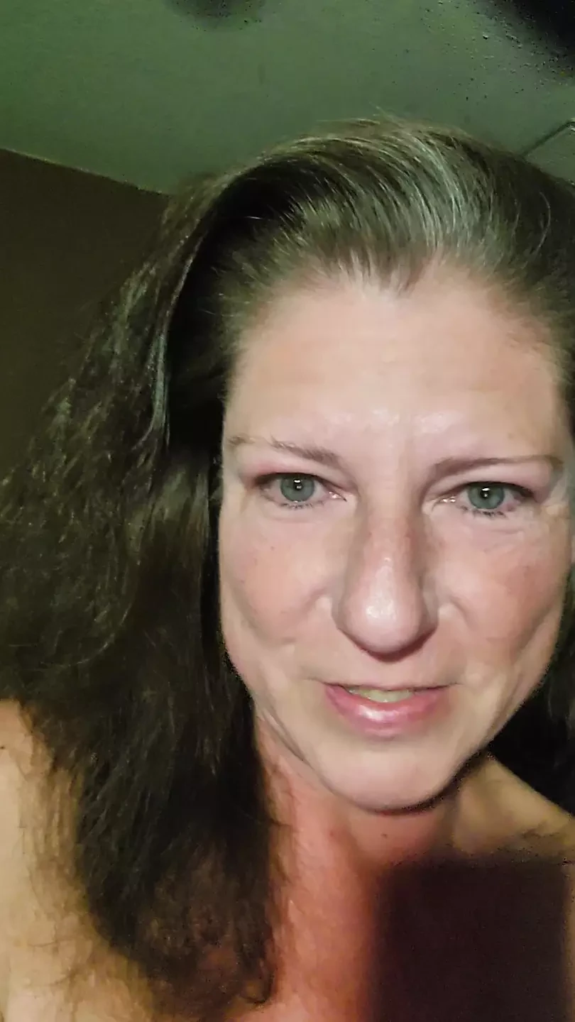 Una historia para acostarse de la milf americana más sexy masturbándose hasta dormir