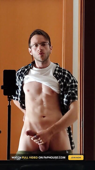 Sexy jongen masturbert zich af