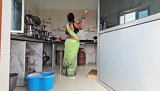 Chachi schickte aus versehen nacktbilder an ihre bhatija, stiefsohn bat sie um fick und sie wurde von bhatija in HINDI Audio gefickt