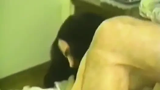 Eine geile brünette wird für eine gesichtsbesamung gefickt