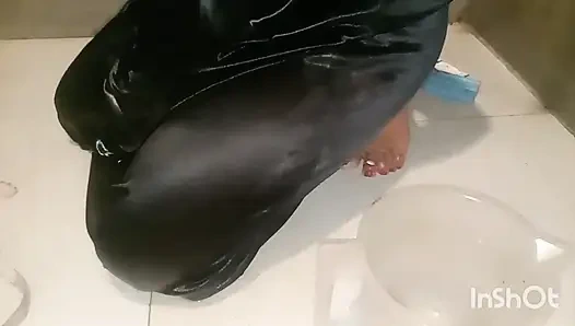 Priya bhabhi ki chudai bathroom me dewar k sath