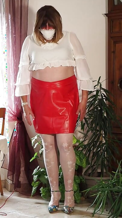 Shemale Valisere46 In Skirt 1