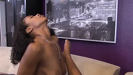 Remaja ebony yang menakjubkan menggunting dan menjilati memek