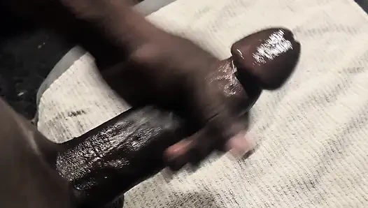 Büyük zenci yarağı havluya çakıyor ve boşalıyor