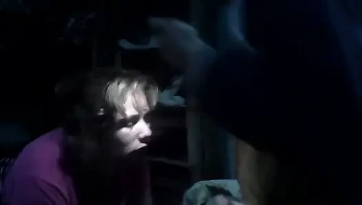 Ben film çekerken karanlıkta sikimi emiyor