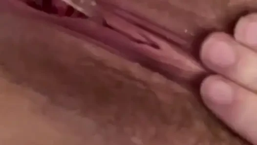 İşerken kıllı amımı parmaklıyorum