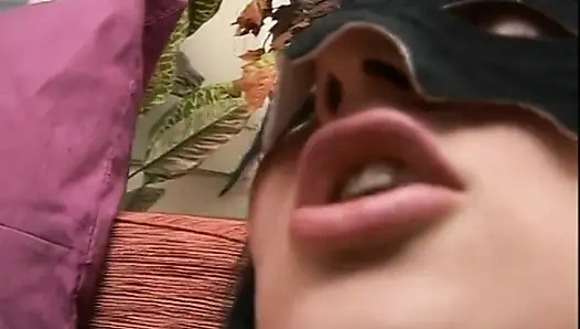 Süße italienische brünette in maske wird hart gefickt