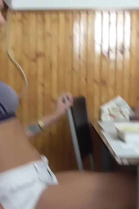 ทาสอาหารเช้าของฝาแฝดหญิงเป็นใหญ่ในห้องครัว