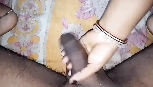 Hintli trans arkadaşlarının ateşli karısını sikiyor! Hintli seks. Boşalma derlemesi